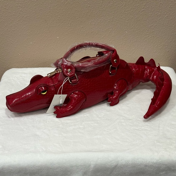 UnBranded Handbags - Red Alligator-Shaped Handbag